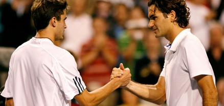 Roger Federer Suffers Shock Upset In Toronto, Giles Simon
